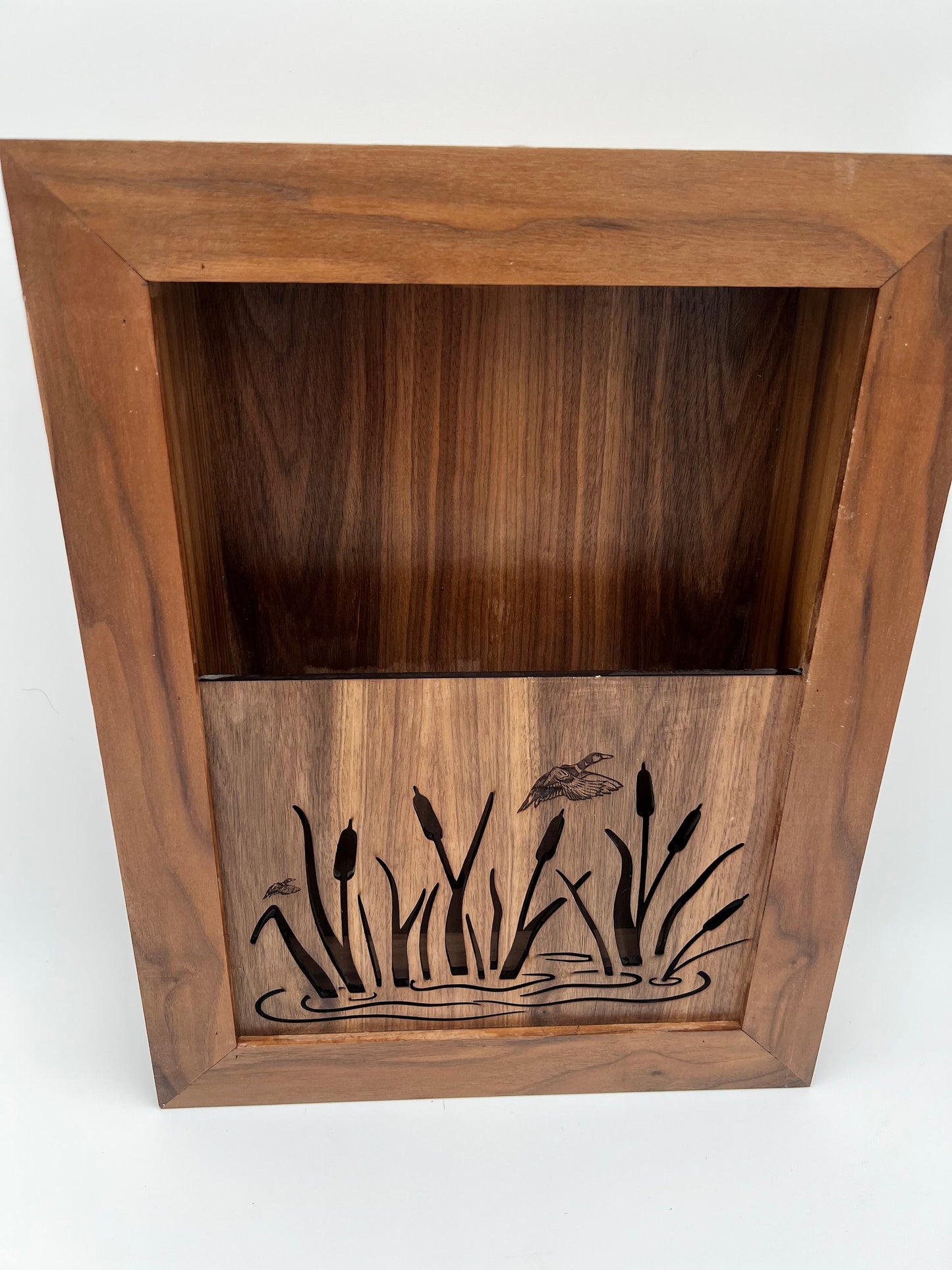 Customizable Wooden Magazine Rack with Nature-Inspired Panel